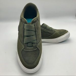 Blowfish Sneaker Slip on Green Iridescent, Suede size 6.5